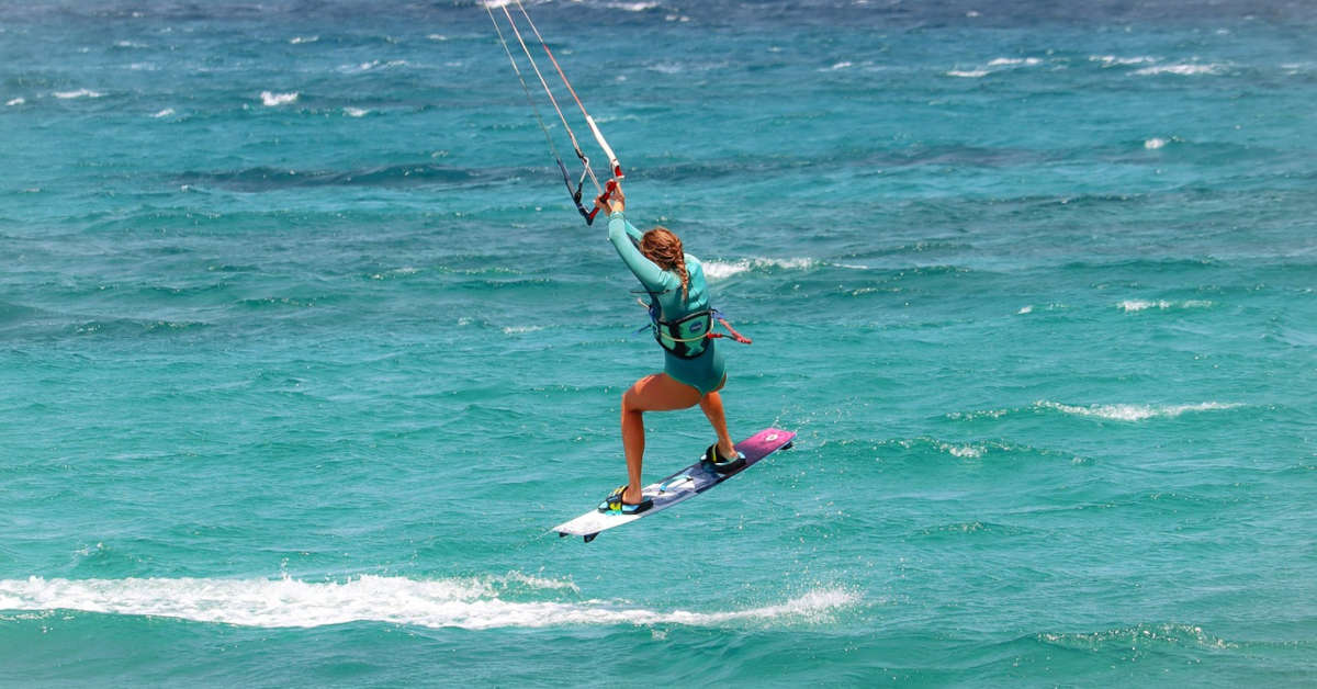 Una mujer practicando kite surf en Ibiza
